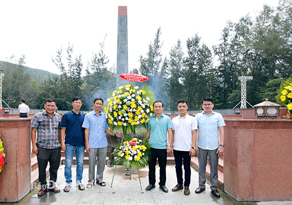 Văn phòng đại diện khu vực Đông Nam bộ của Báo Sài Gòn Giải Phóng viếng Nghĩa trang Hàng Dương, H.Côn Đảo (Bà Rịa - Vũng Tàu) tháng 7-2022