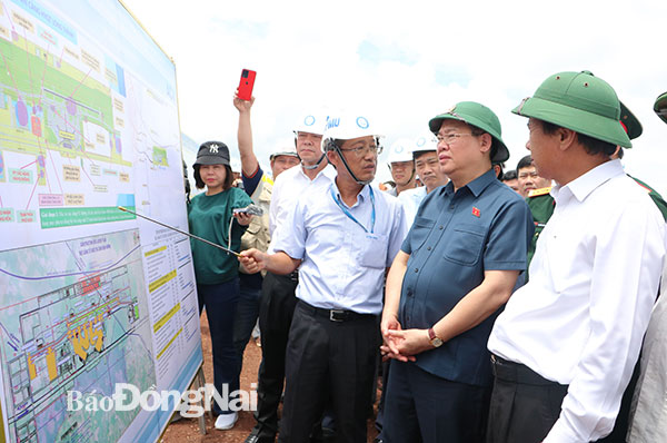 Lãnh đạo Ban Quản lý dự án sân bay Long Thành báo cáo tiến độ dự án với đoàn công tác. Ảnh: Phạm Tùng