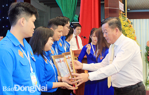 Đồng chí Đào Văn Phước, Ủy viên Ban TVTU, Trưởng ban Dân vận Tỉnh ủy trao bằng khen của UBND cho các cá nhân (Ảnh: Nga Sơn)