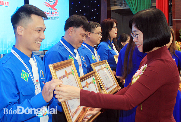 Đồng chí Nguyễn Thị Hoàng, Phó chủ tịch UBND tỉnh trao bằng khen của UBND cho các cá nhân (Ảnh: Nga Sơn)