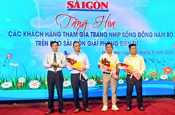 Phó tổng biên tập Báo SGGP Phạm Trường tặng hoa cho đại diện các doanh nghiệp tham gia Trang nhịp sống Đông Nam bộ Báo SGGP