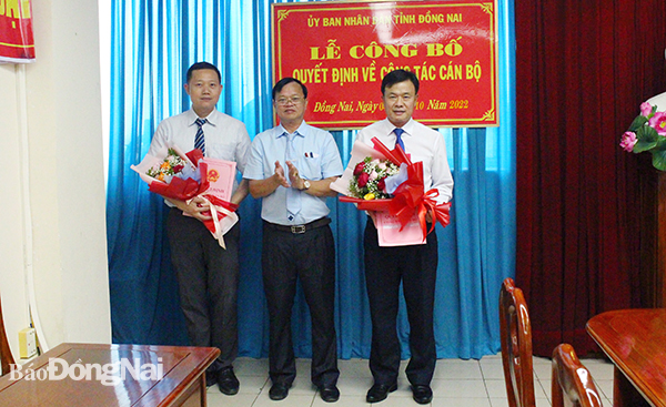 Phó bí thư Tỉnh ủy, Chủ tịch UBND tỉnh Cao Tiến Dũng trao quyết định về công tác cán bộ cho các đồng chí Nguyễn Quốc Vũ (bìa phải) và Nguyễn Phong An (bìa trái) tại buổi lễ 