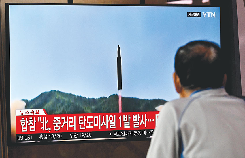 Truyền hình Hàn Quốc đưa tin về vụ phóng tên lửa của Triều Tiên, tại Seoul ngày 4-10-2022. Ảnh: AFP/TTXVN