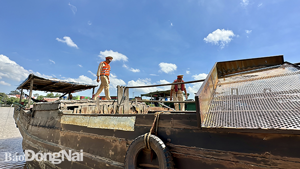 Cơ quan chức năng kiểm tra ghe gỗ sàng lọc cát bị bắt giữ rạng sáng 5-10