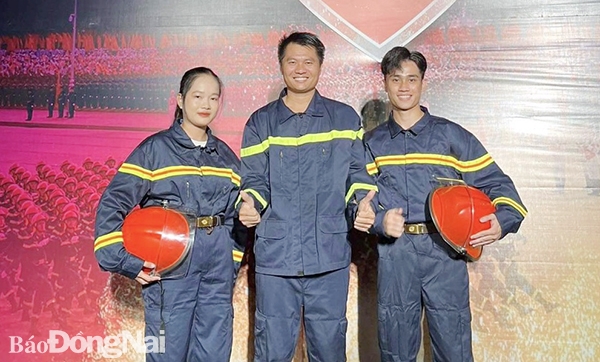 Đại úy Thái Ngô Hiếu (giữa) tham dự trong chương trình Chúng tôi là chiến sĩ PCCC và cứu nạn, cứu hộ 2022. Ảnh: Nhân vật cung cấp