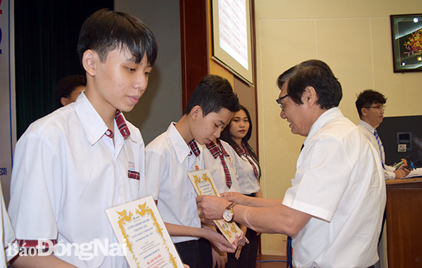 Phó chủ tịch UBND tỉnh Nguyễn Sơn Hùng trao học bổng cho các em học sinh giỏi có hoàn cảnh khó khăn