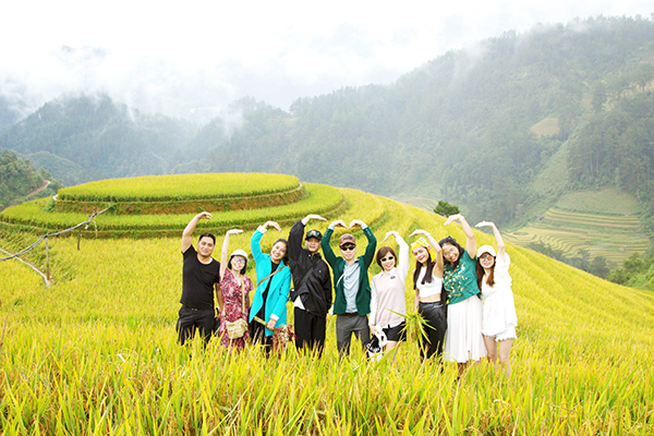 Vào mùa này, rất nhiều du khách trẻ đến check-in, chụp ảnh kỷ niệm bên ruộng bậc thang trên đồi Mâm Xôi lớn
