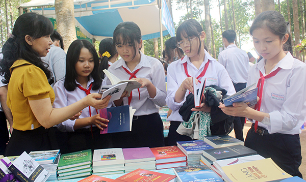 Thư viện tỉnh phục vụ lưu động bạn đọc tại TP.Long Khánh. Ảnh: My Ny