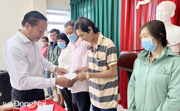 Phó giám đốc Bảo hiểm xã hội tỉnh Nguyễn Văn Thành (Khối trưởng năm 2022) trao tặng thẻ bảo hiểm y tế cho người dân