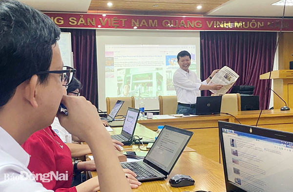 Giảng viên của Hội Nhà báo Việt Nam trao đổi nghiệp vụ tại lớp tập huấn