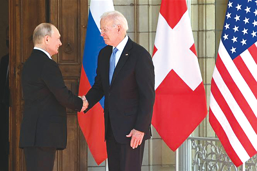Tổng thống Mỹ Joe Biden (phải) trong cuộc gặp Tổng thống Nga Vladimir Putin tại Geneva, Thụy Sĩ ngày 16-6-2021. Ảnh tư liệu: AFP/TTXVN