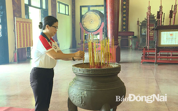 Giám đốc Sở VH-TTDL Lê Thị Ngọc Loan thực hiện nghi thức dâng hương. Ảnh: Đắc Nhân