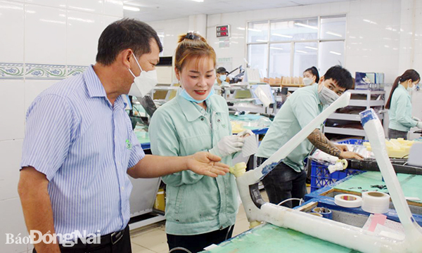 Công đoàn cơ sở Công ty TNHH Cự Thành (Đồng Nai) hỏi thăm công việc công nhân tại xưởng sản xuất