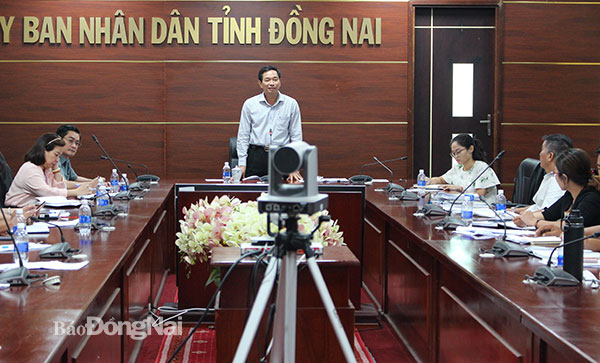 Phó chủ tịch UBND tỉnh Võ Văn Phi kết luận tại buổi làm việc. Ảnh: Hoàng Lộc
