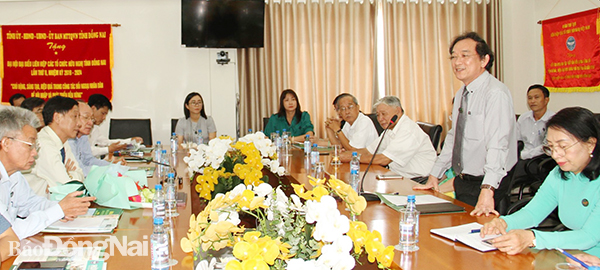 Chủ tịch Liên hiệp các tổ chức hữu nghị tỉnh Nguyễn Thành Trí thông tin về hoạt động của đơn vị đến thành viên đoàn Liên hiệp các tổ chức hữu nghị tỉnh Đồng Tháp