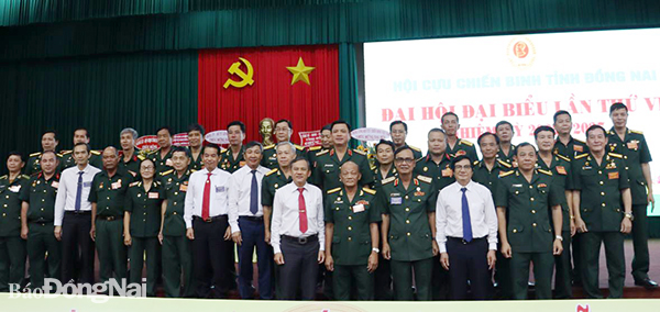 Lãnh đạo Quân khu 7, Trung ương Hội Cựu chiến binh Việt Nam, Tỉnh ủy chụp hình với Ban Chấp hành khóa mới