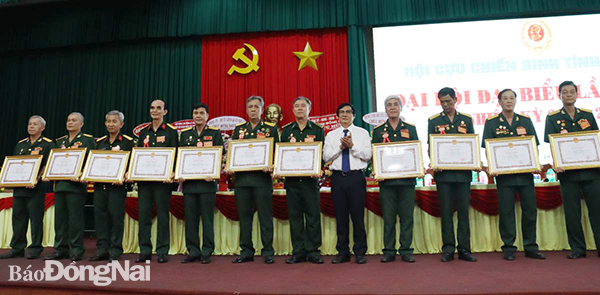 Phó chủ tịch UBND tỉnh Nguyễn Sơn Hùng tặng bằng khen các cá nhân