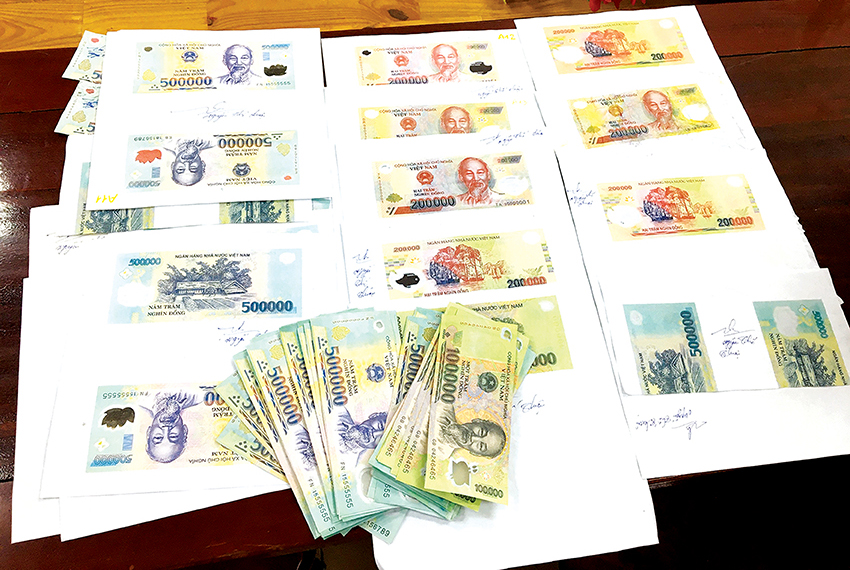 Tang vật tiền giả trong vụ án bị công an thu giữ