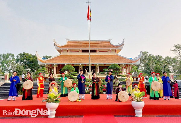 Người cao tuổi trên địa bàn H.Trảng Bom tập luyện, biểu diễn văn nghệ tại công viên văn hóa Hùng Vương để nâng cao sức khỏe, tinh thần
