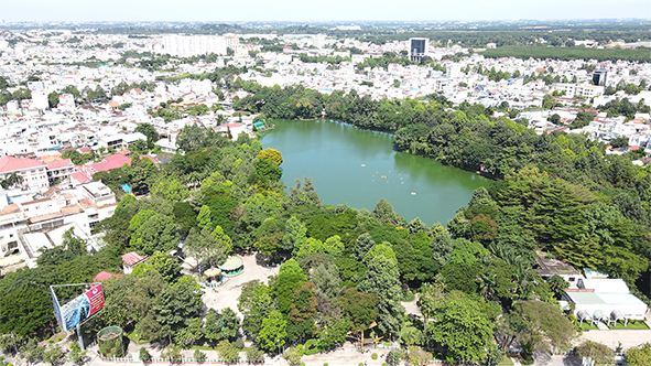 Ảnh trên: Việc đầu tư xây dựng các công viên kết hợp cây xanh sẽ giúp tăng tỷ lệ cây xanh tập trung cho đô thị Biên Hòa. Trong ảnh:  Toàn cảnh công viên Biên Hùng, TP.Biên Hòa. Ảnh: Phạm Tùng