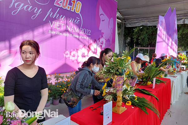 Công nhân Công ty TKG Taekwang Vina tham gia hội thi cắm hoa nghệ thuật