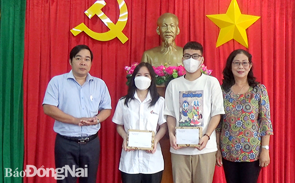 Chủ tịch UBND phường Hoàng Long Hà trao học bổng cho 2 sinh viên khó khăn mỗi suất trị giá 1 triệu đồng