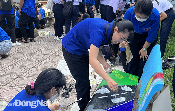 Đoàn viên thanh niên trên địa bàn H.Long Thành tham gia hội thi vẽ tranh tuyên truyền về an toàn giao thông trên ghế đá (Ảnh: Tỉnh đoàn cung cấp)