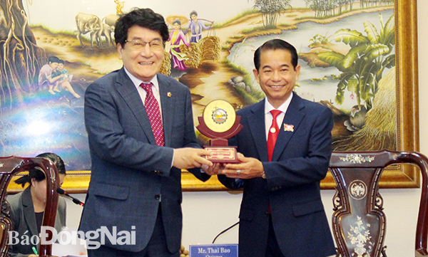 Chủ tịch HĐND tỉnh Thái Bảo tặng quà lưu niệm cho Đoàn công tác của Nghị viện tỉnh Gyeongnam