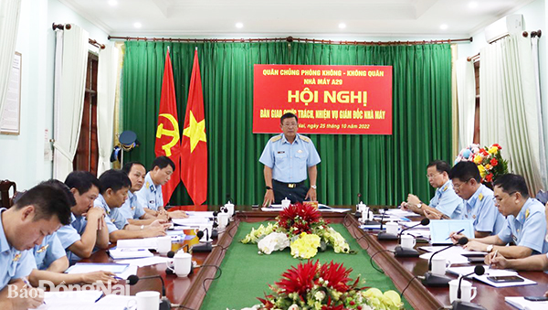 Thiếu tướng Bùi Anh Chung, Phó tư lệnh Quân chủng Phòng không không quân phát biểu tại buổi lễ bàn giao