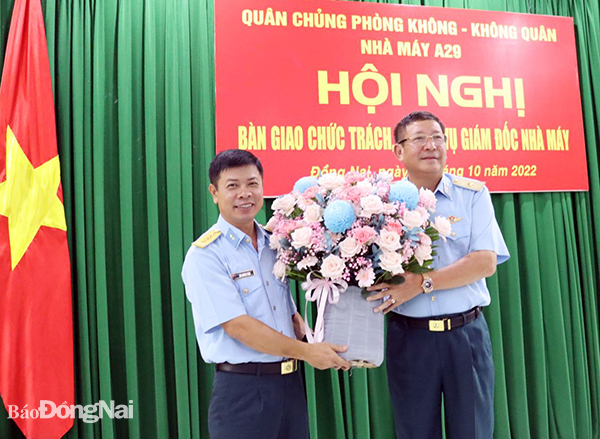 Thiếu tướng Bùi Anh Chung tặng hoa chúc mừng đại tá Bùi Khánh Toàn