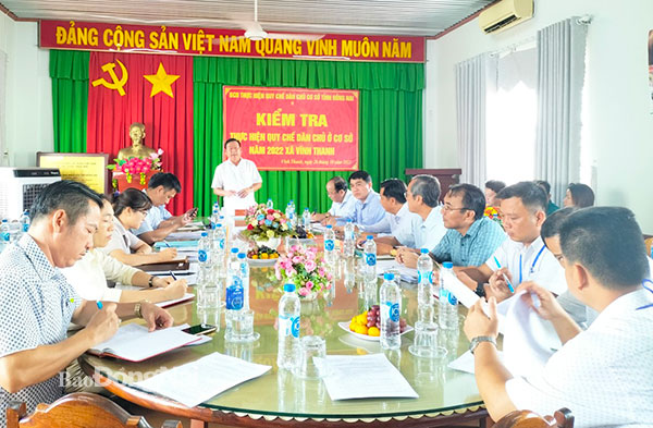 Trưởng ban Dân vận Tỉnh ủy Đào Văn Phước phát biểu tại buổi kiểm tra ở xã Vĩnh Thanh. Ảnh: Phương Hằng
