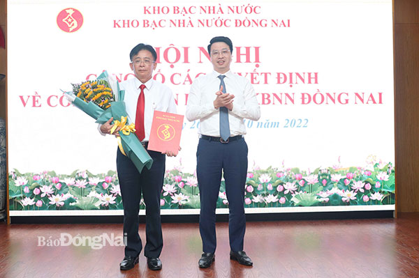 Tổng giám đốc KBNN trao quyết định cho tân giám đốc KBNN Đồng Nai Nguyễn Văn Biểu. Ảnh: Ngọc Liên