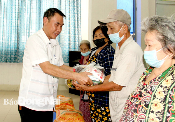 Người dân hoàn cảnh khó khăn tại P.Hòa Bình (TP.Biên Hòa) được nhận quà hỗ trợ từ nguồn vận động do Đảng ủy - HĐND - UBND - Ủy ban MTTQ Việt Nam phường vận động