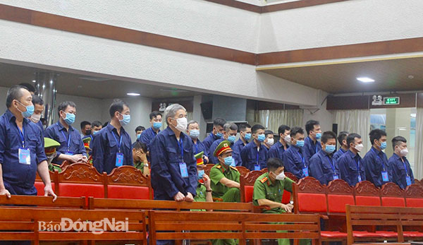 Các bị cáo đứng nghe đại diện Viện KSND công bố cáo trạng