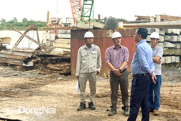 Phó chủ tịch UBND tỉnh Võ Tấn Đức kiểm tra dự án xây dựng cầu Vàm Cái Sứt.