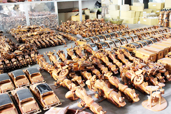 Sản phẩm gỗ mỹ nghệ của Cơ sở Thành Nhân (H.Trảng Bom) nổi tiếng trong và ngoài nước