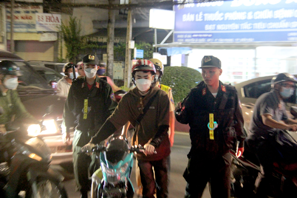 Lực lượng tuần tra tiến hành kiểm tra người và các phương tiện có dấu hiệu nghi vấn trong quá trình tham gia giao thông