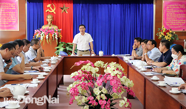 Giám đốc Sở Xây dựng Hồ Văn Hà phát biểu tại cuộc họp