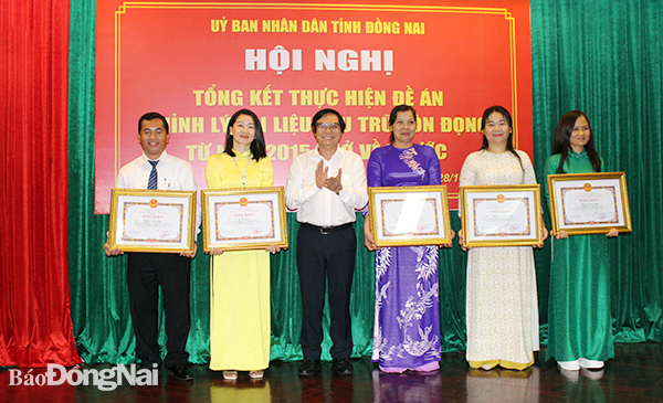 Phó chủ tịch UBND tỉnh Nguyễn Sơn Hùng trao bằng khen cho các tập thể, cá nhân đạt thành tích xuất sắc trong việc thực hiện 