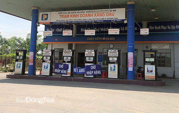 Một cửa hàng xăng dầu treo biển hết xăng chờ nhập hàng trên đường Võ Thị Sáu (TP.Biên Hòa). (Ảnh: Hải Hà)