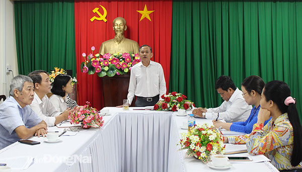 Phó trưởng ban Tuyên giáo Tỉnh ủy Phạm Tấn Linh phát biểu định hướng công tác tuyên truyền trong tháng 11. Ảnh: Hồ Thảo