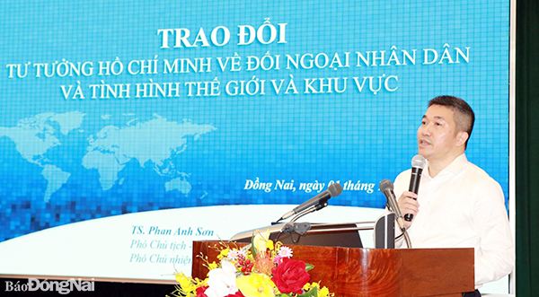 TS Phan Anh Sơn, Phó chủ tịch, Tổng thư ký Liên hiệp các tổ chức Hữu nghị Việt Nam trình bày nội dung tại hội nghị
