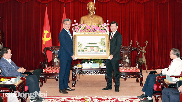 Ủy viên Trung ương Đảng, Bí thư Tỉnh ủy Nguyễn Hồng Lĩnh tặng quà cho Thị trưởng quận Yuseong Chung Yong Rae
