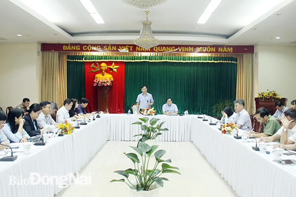 Chủ tịch UBND tỉnh Cao Tiến Dũng phát biểu chỉ đạo tại cuộc họp.