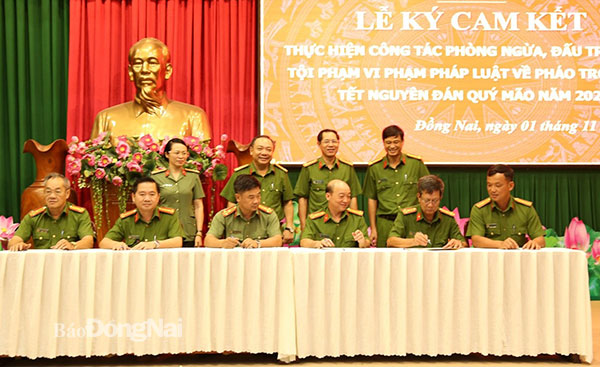 Đại tá Lê Quang Nhân, Phó giám đốc Công an tỉnh chứng kiến lễ ký cam kết giữa công an các huyện và thành phố.