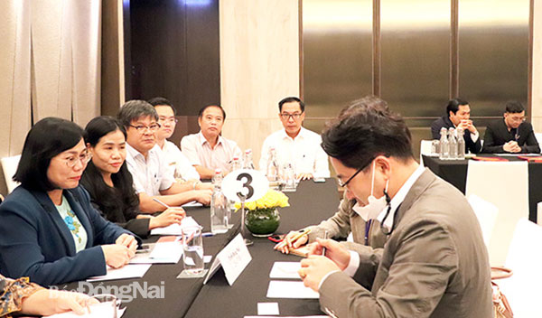 Phó chủ tịch UBND tỉnh Nguyễn Thị Hoàng (bìa trái) trao đổi về môi trường đầu tư với doanh nghiệp Hàn Quốc. Ảnh: U.Nhi