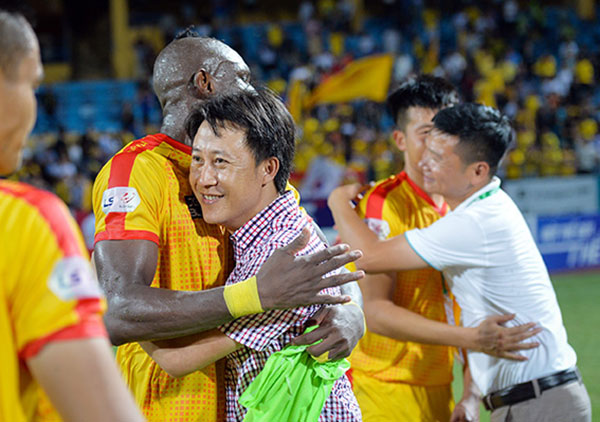 Nụ cười này có giữ được trên môi HLV Nguyễn Thành Công và Hồng Lĩnh Hà Tĩnh trong ngày V.League hạ màn 19-11?