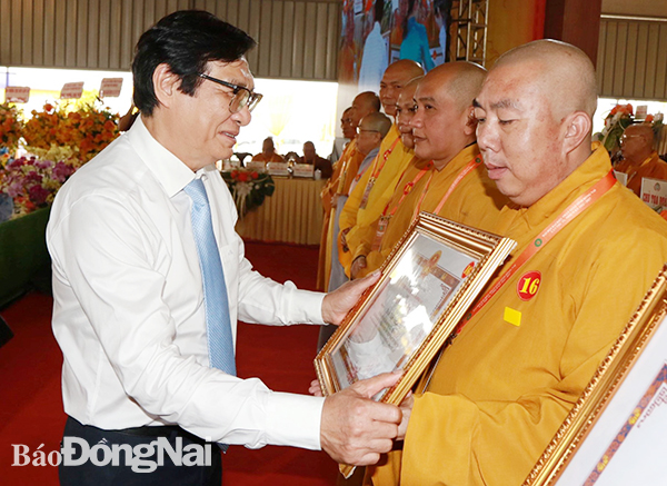 Phó chủ tịch UBND tỉnh Nguyễn Sơn Hùng tặng bằng khen của UBND tỉnh cho các tập thể, cá nhân có đóng góp tiêu biểu đối với Phật giáo Đồng Nai nhiệm kỳ qua. Ảnh: Sông Thao