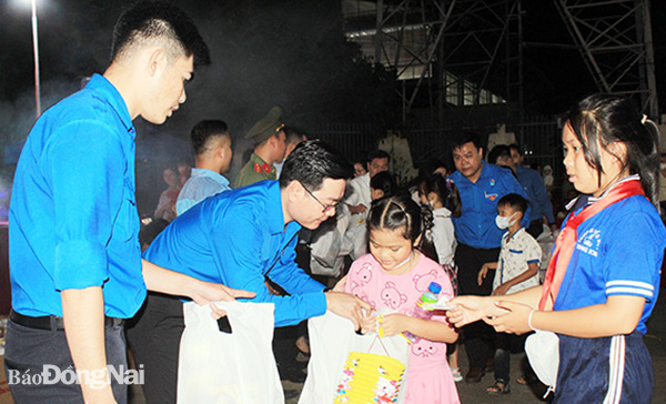 Anh Võ Văn Trung, Phó bí thư thường trực Tỉnh đoàn (thứ 2 từ trái sang) tặng quà cho các em thiếu nhi H.Trảng Bom