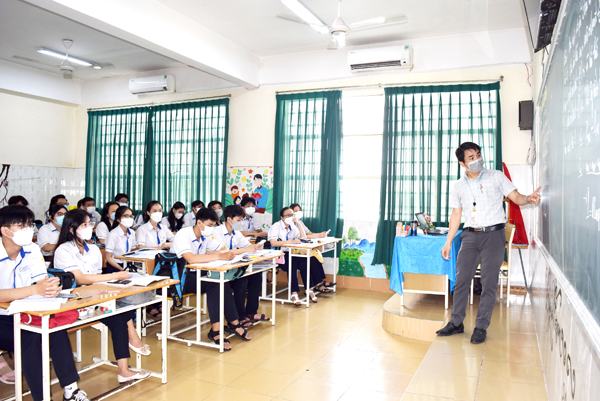 Học sinh Trường TH-THCS-THPT Đinh Tiên Hoàng (TP.Biên Hòa) trong giờ học. Ảnh: H.Yến